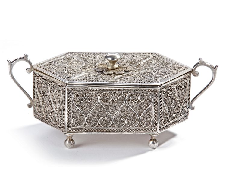 AN OTTOMAN SILVER FILIGREE BOX, 19TH CENTURY