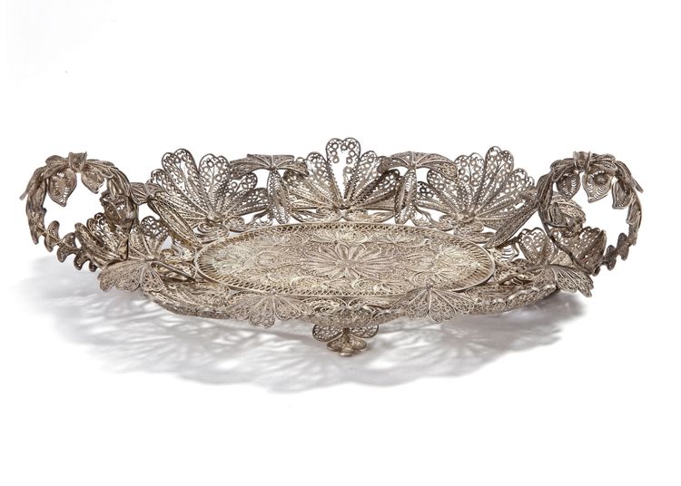 AN INDIAN SILVER FILIGREE TRAY, 19TH CENTURY