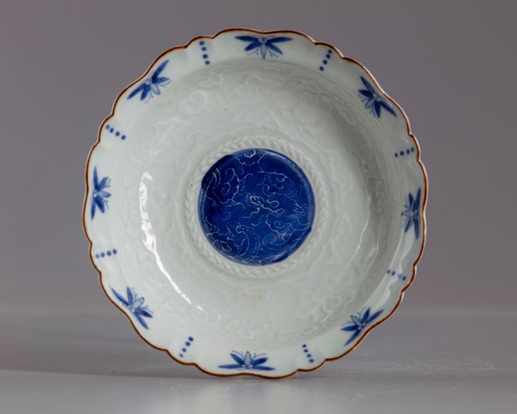 A JAPANESE BLUE AND WHITE DISH, 18TH-19TH CENTURY