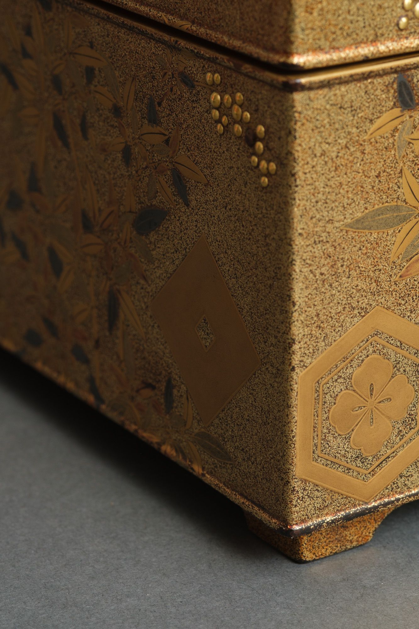 A JAPANESE GOLD LACQUER TEBAKO 手箱 (BOX FOR PERSONAL ACCESSORIES