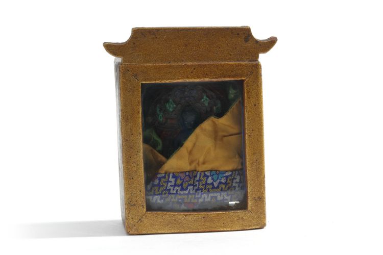 A MONGOLIAN CLAY TABLET, TSA-TSA, IN A WOODEN ALTAR BOX, 19TH-20TH CENTURY
