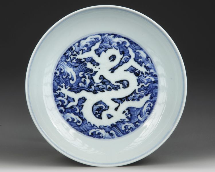 A CHINESE BLUE AND WHITE DRAGON DISH, QING DYNASTY (1644-1911)