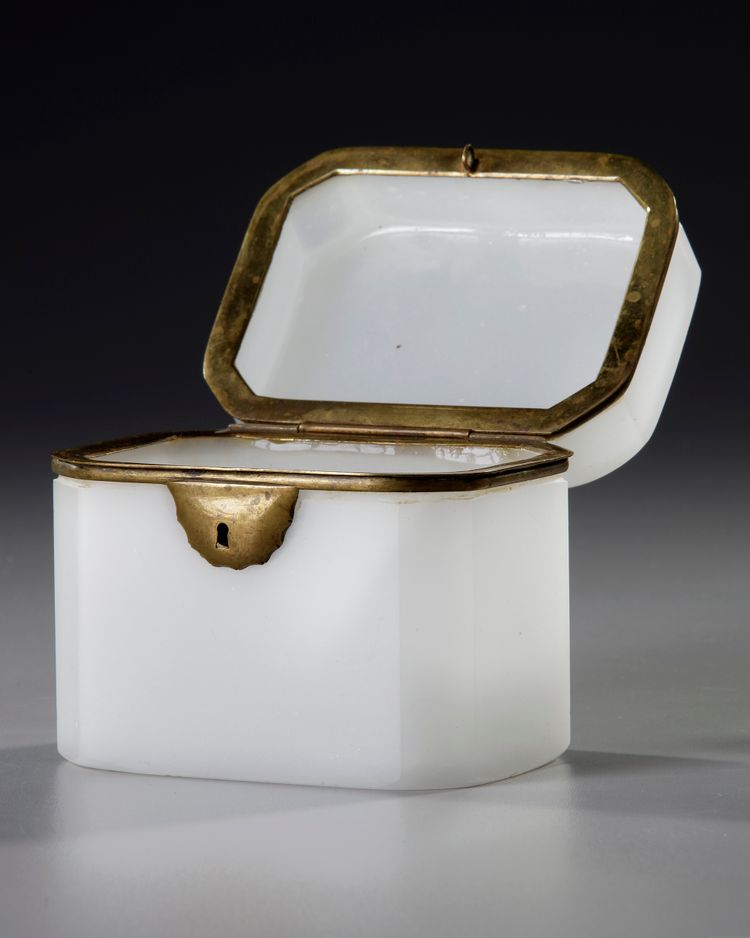 A FRENCH OPALINE JEWELRYBOX, CIRCA 1800