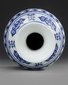 A CHINESE BLUE AND WHITE VASE, 19TH-20TH CENTURY
