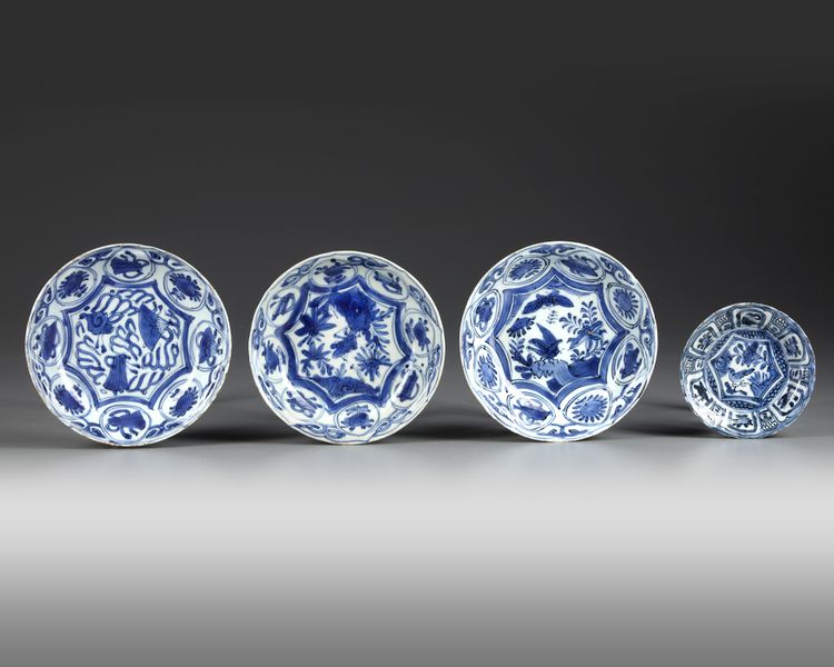 FOUR CHINESE BLUE AND WHITE DISHES, WANLI PERIOD (1572-1620)