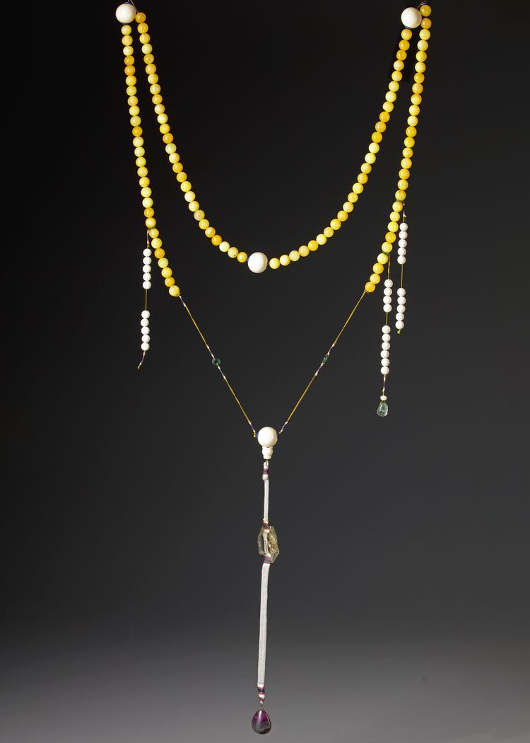 A CHINESE PEKING GLASS OFFICIAL NECKLACE (CHAOZHU), 19TH-20TH CENTURY