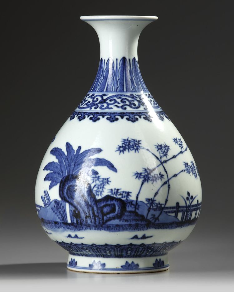 A CHINESE UNDER-GLAZE BLUE AND WHITE PEAR SHAPED VASE, YUHUCHUNPING, QING DYNASTY, 19TH CENTURY