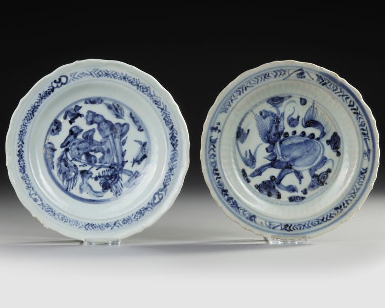 A PAIR OF CHINESE BLUE-AND-WHITE DISHES, MING DYNASTY (1368-1644)