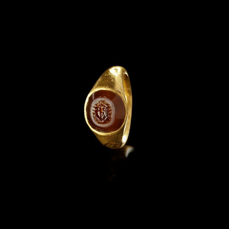 A ROMAN GOLD RING WITH AN AGATE INTAGLIO WITH MEDUSA, 1ST CENTURY AD