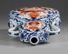 A CHINESE IRON-RED DECORATED BLUE AND WHITE VASE, 19TH-20TH CENTURY