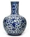 A CHINESE BLUE AND WHITE BOTTLE VASE