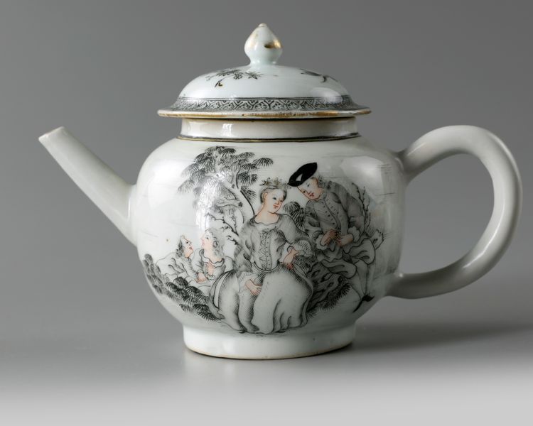 A Chinese en grisaille-decorated 'L'amour et Le Badinage' teapot and cover