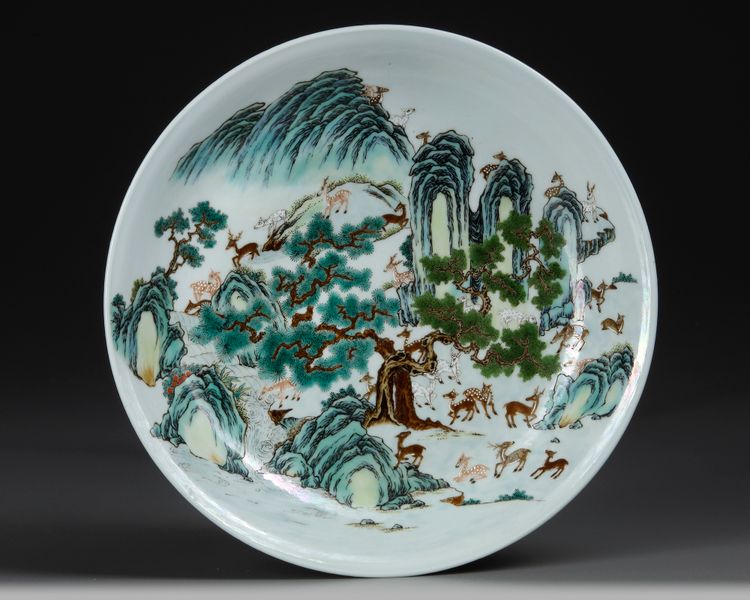 A CHINESE FAMILLE VERTE HUNDRED DEER DISH, 19TH/20TH CENTURY