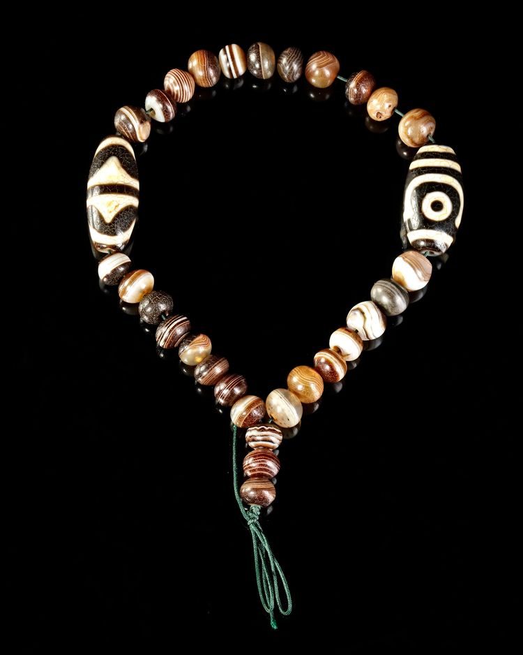 A TIBETAN AGATE BEADED BRACELET, 20TH CENTURY
