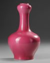 A CHINESE MONOCHROME GARLIC-HEAD VASE, 20TH CENTURY