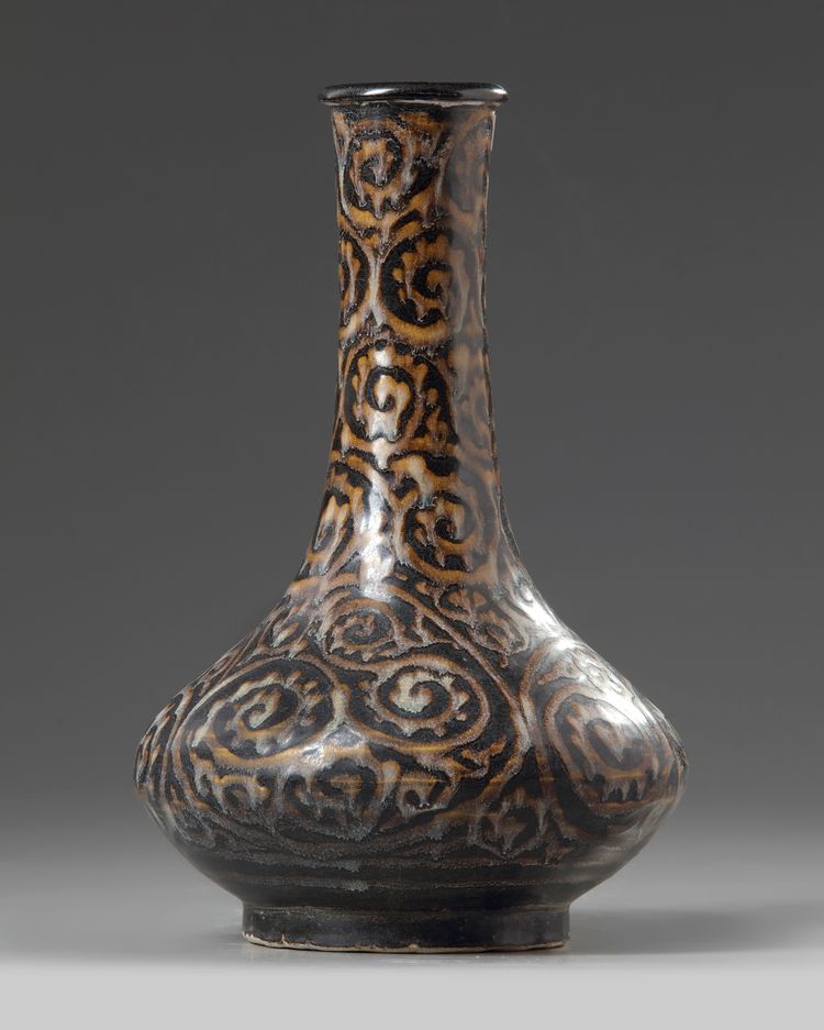 A Chinese Jizhou-style black-glazed 'guri' bottle vase
