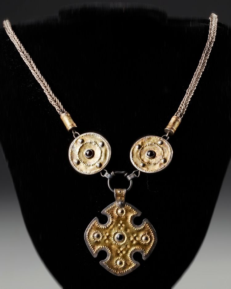 A FINELY CRAFTED SILVER-GILT PENDANT NECKLACE FROM THE OSTROGOTHIC PERIOD, 5TH-6TH CENTURY AD