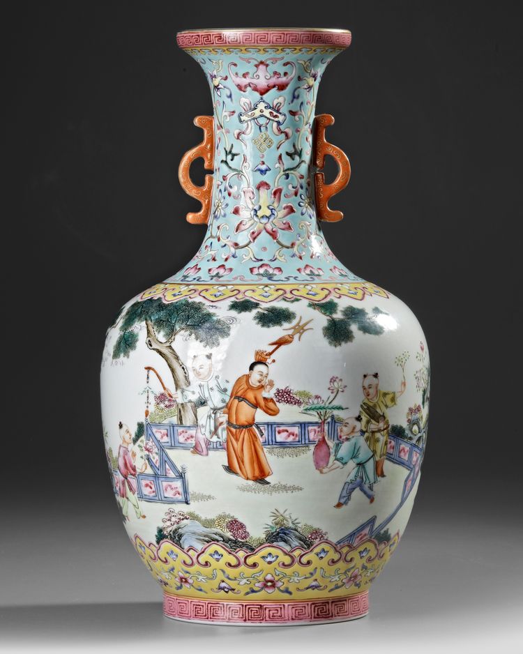 A CHINESE FAMILLE ROSE BOTTLE VASE, 19TH-20TH CENTURY