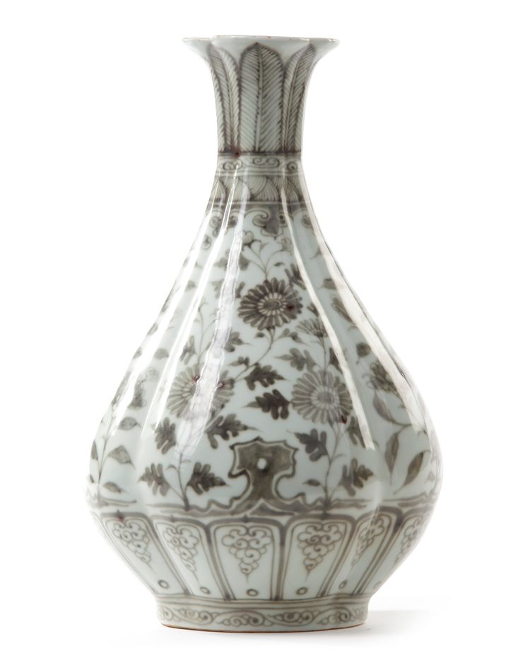 A CHINESE LOBBED PEAR SHAPED VASE, QING DYNASTY (1644-1911)