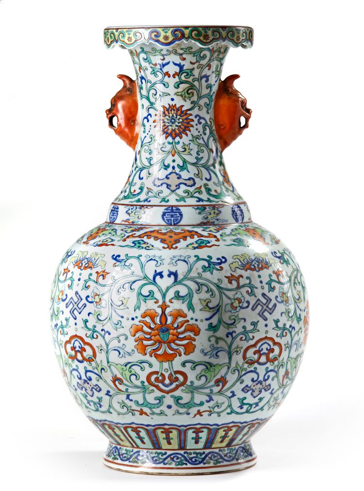 A CHINESE DOUCAI GLAZED VASE