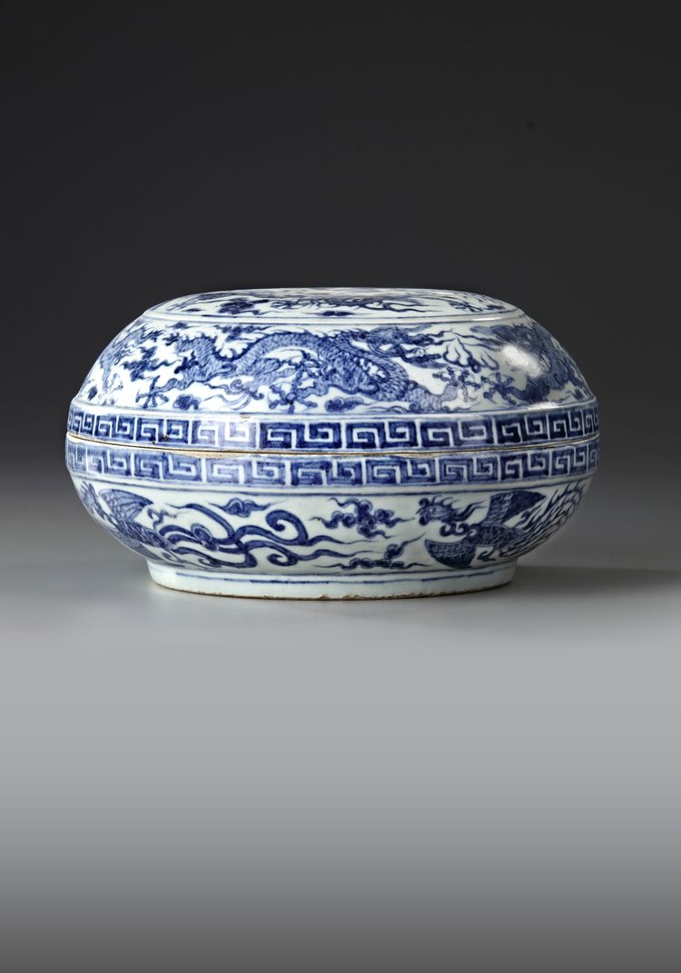 A CHINESE BLUE AND WHITE BOX WITH COVER, MING DYNASTY (1368-1644)