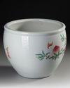 A CHINESE FAMILLE ROSE PEACH DECORATED POT, 19TH–20TH CENTURY