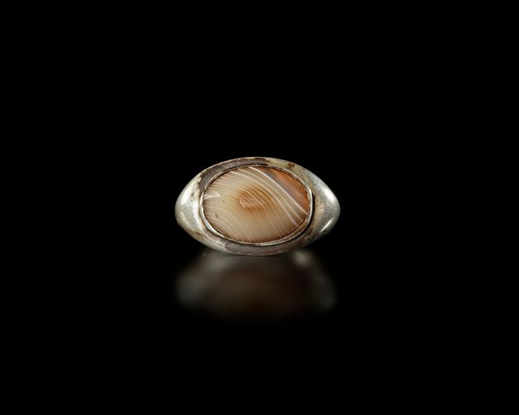 A SILVER RING WITH AGATE, 19TH CENTURY