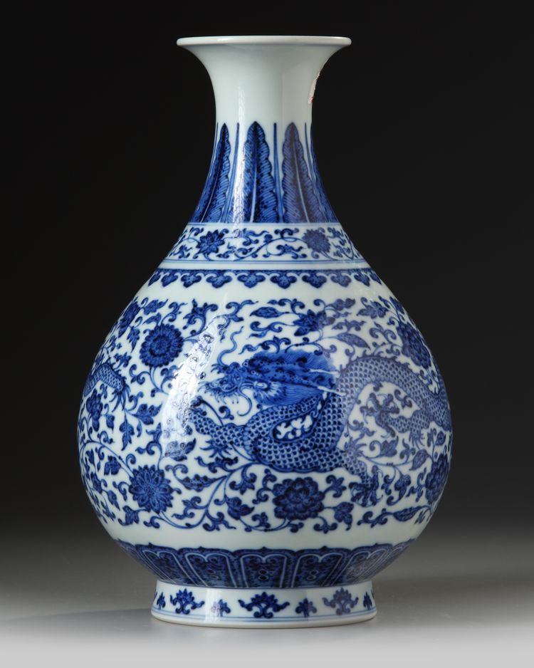 A Chinese pear shaped blue and white vase