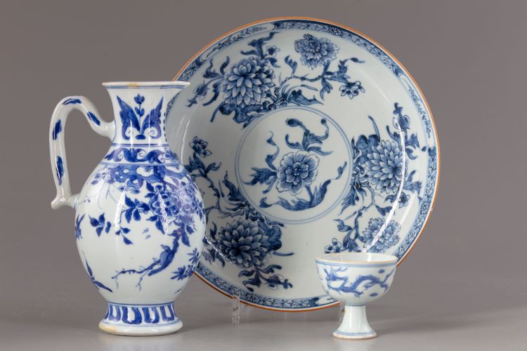 A lot of three Chinese blue and white objects