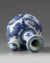 A JAPANESE BLUE AND WHITE ARITA KENDI, 17TH CENTURY