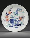 A JAPANESE PORCELAIN KAKIEMON DISH, EDO PERIOD, 18TH CENTURY