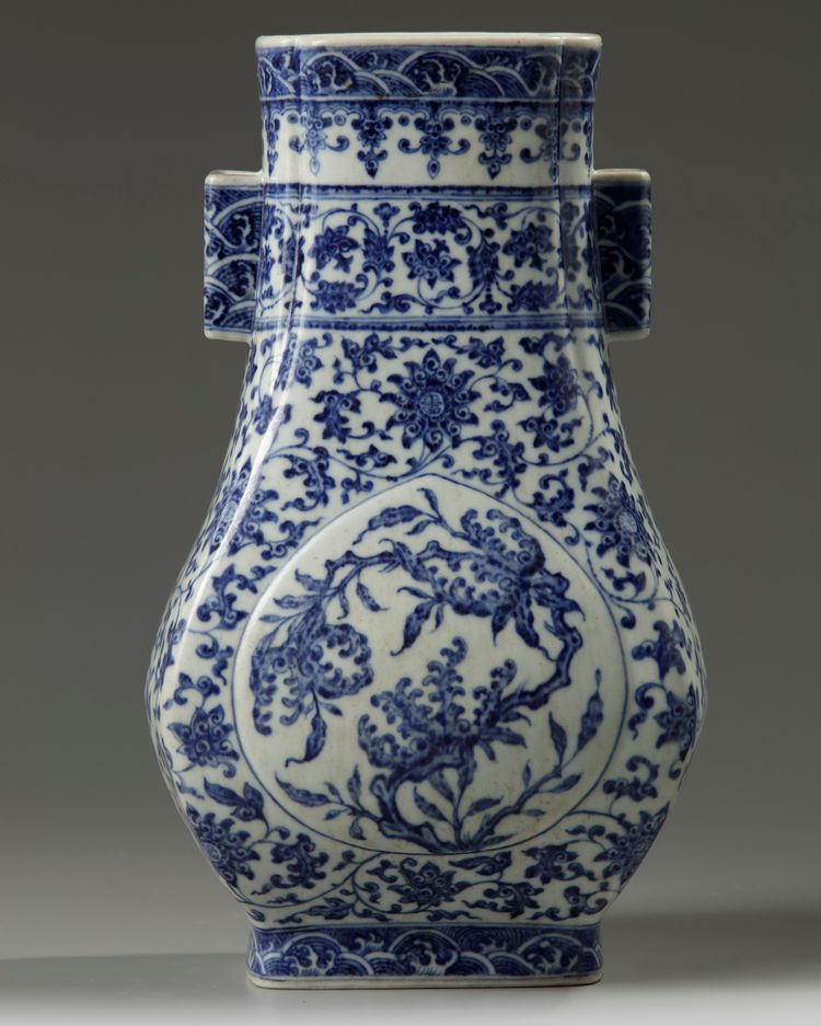 A Chinese blue and white 'finger citron' fanghu