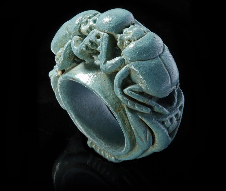 AN EGYPTIAN TURQUOISE FAIENCE RING WITH TWO SCARABS, CIRCA 700-500 B.C.