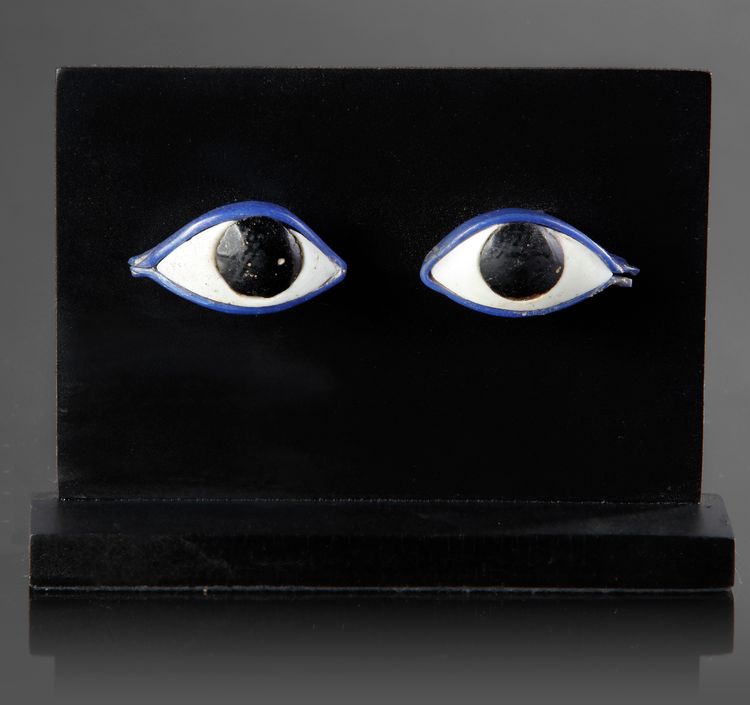 A PAIR OF EGYPTIAN GLASS EYE INLAYS, LATE PERIOD, CIRCA 664-332 B.C.