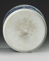 A CHINESE BLUE AND WHITE BRUSH POT, 19TH/20TH CENTURY