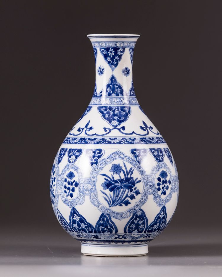 A blue and white yuhuchunping vase