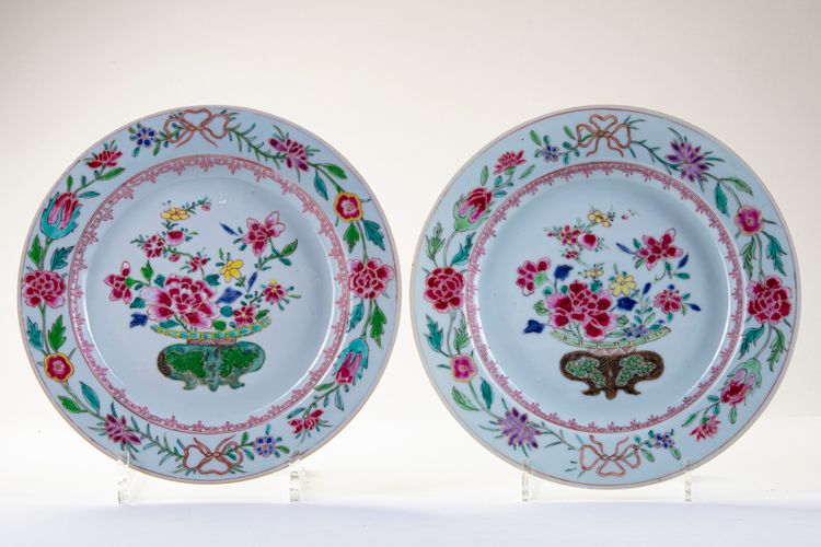 A PAIR OF CHINESE FAMILLE ROSE DISHES