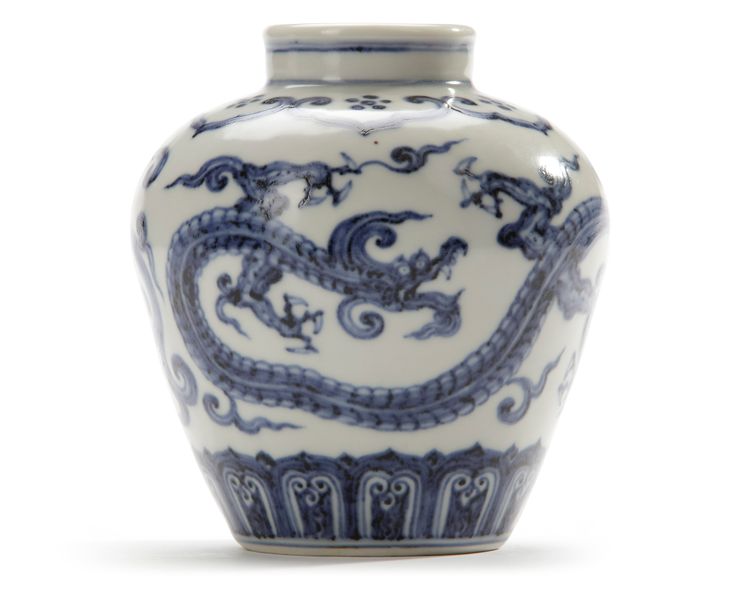 A SMALL CHINESE BLUE AND WHITE DRAGONS JAR, MING DYNASTY (1368-1644)