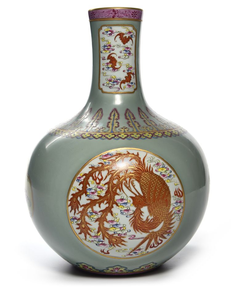 A GILT CHINESE FAMILLE ROSE BOTTLE VASE,CHINA, 19TH-20TH CENTURY