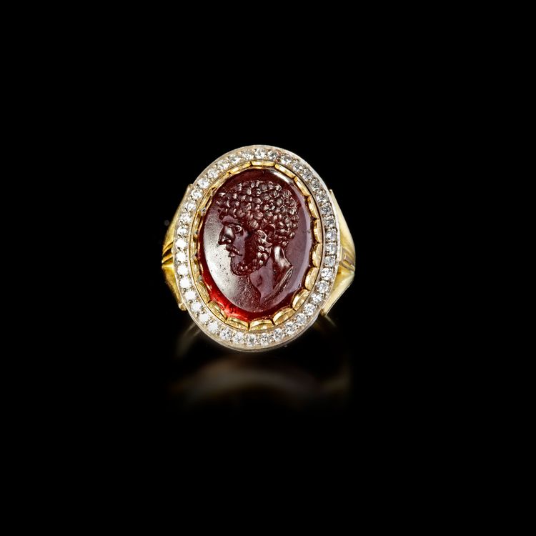 A ROMAN PORTRAIT INTAGLIO OF 'AELIUS' 2ND CENTURY AD, MOUNTED IN A 20 CENTURY GOLD RING, 18K WITH DIAMOND