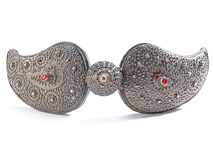 A KURDISH SILVER BUCKLE, NORTHERN IRAQ, EARLY 20TH CENTURY