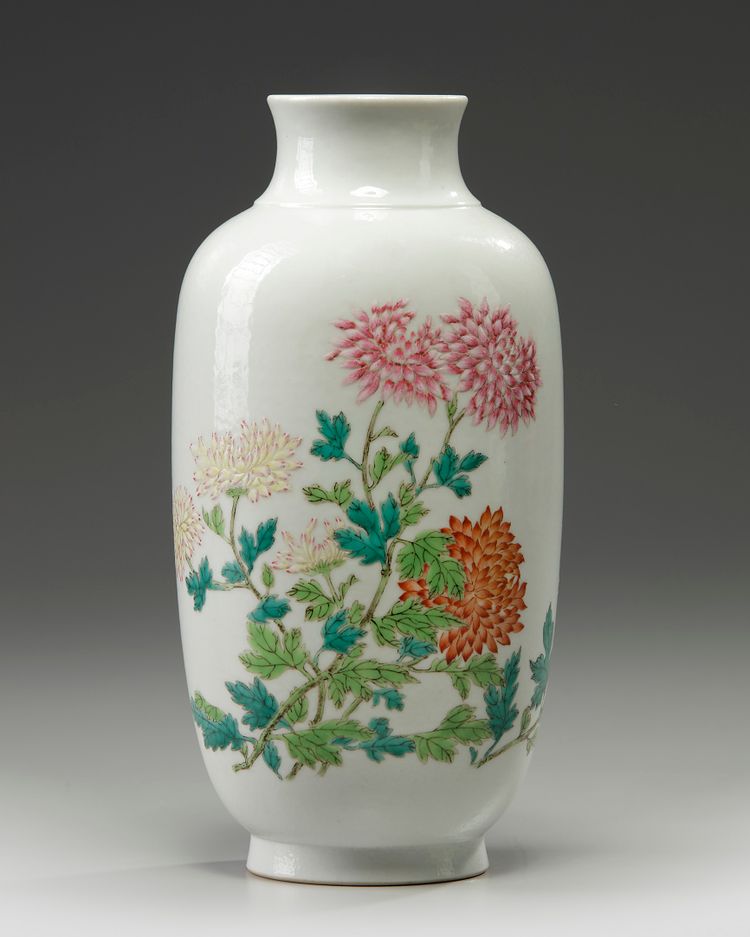 A Chinese famille rose 'chrysanthemum' vase