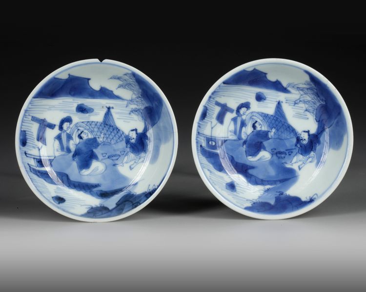 A PAIR OF BLUE AND WHITE DISHES, TRANSITIONAL PERIOD, 17TH CENTURY