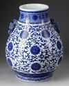 A LARGE CHINESE BLUE AND WHITE HU VASE, 19TH-20TH CENTURY