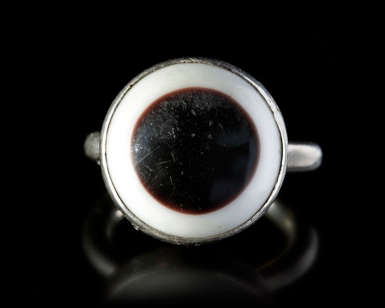 AN AGATE SET SILVER RING, 19TH CENTURY