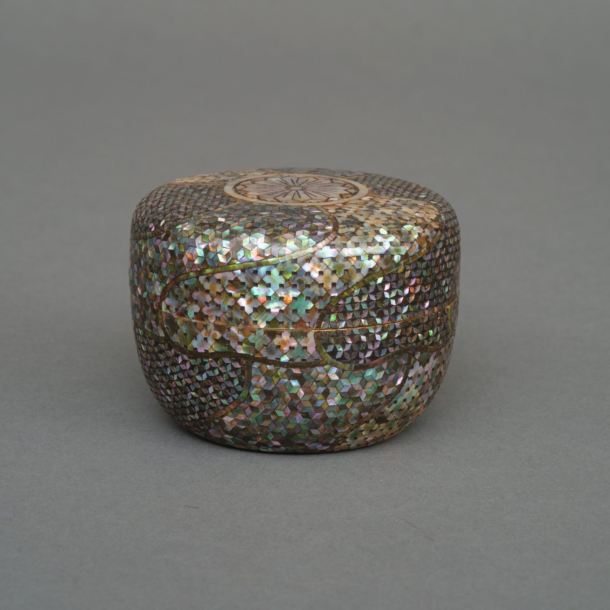 AN INLAID LACQUER NATSUME 棗 (TEA CADDY) BY KAWAKAMI MINEHARU
