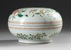 A CHINESE FAMILLE VERTE CIRCULAR BOX AND COVER,QING DYNASTY (1644–1911)