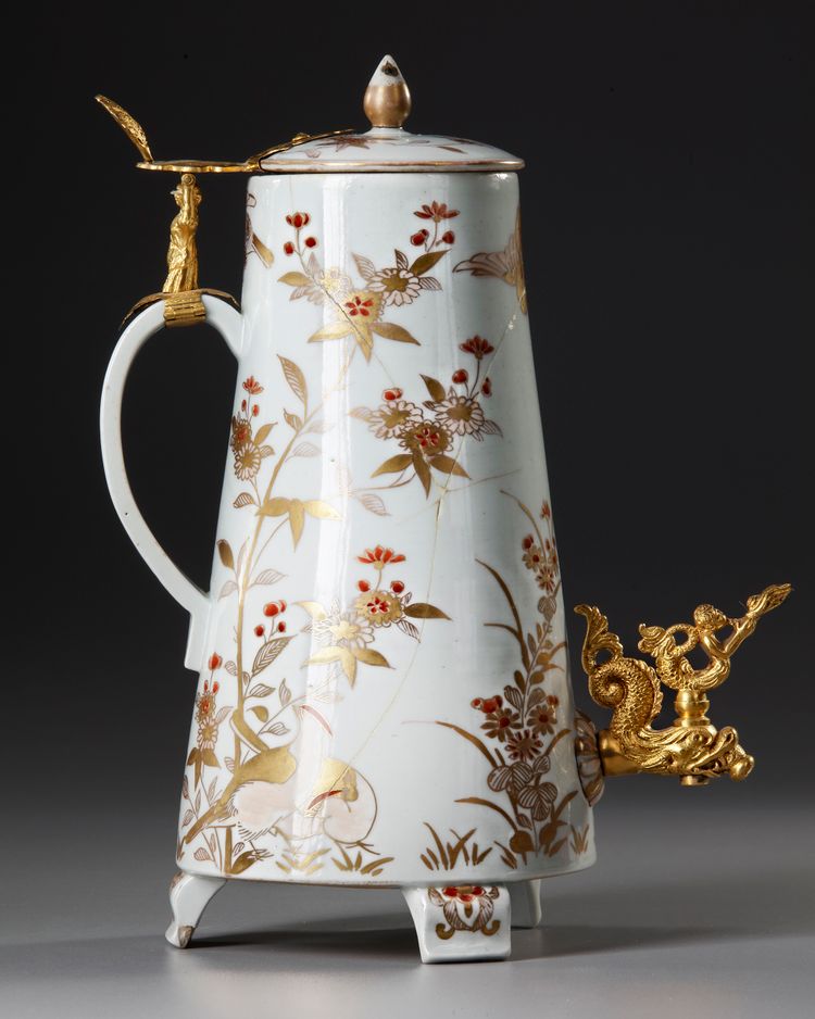 A JAPANESE  IMARI PORCELAIN COFFEE POT AND COVER, EDO PERIOD (1603-1868)