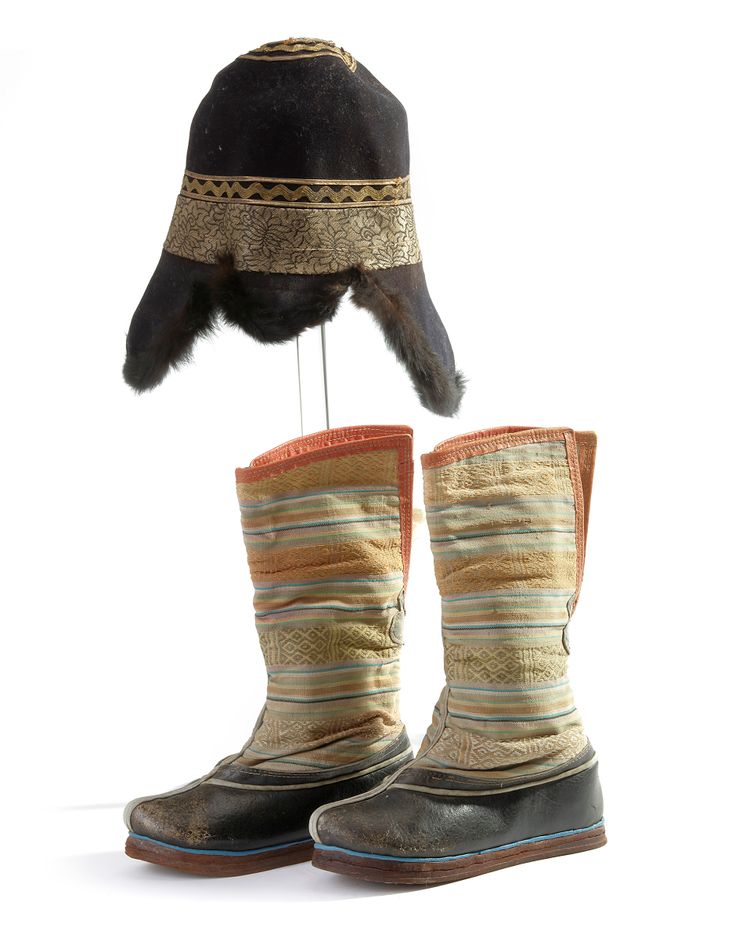 A MONGOLIAN FUR-TRIMMED FELT HAT AND A PAIR OF CHILDREN'S BOOTS, LATE 19TH-EARLY 20TH CENTURY