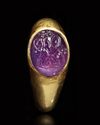 A ROMAN GOLD RING WITH AN AMETHYST CABOCHON INTAGLIO, 1ST CENTURY BC/AD